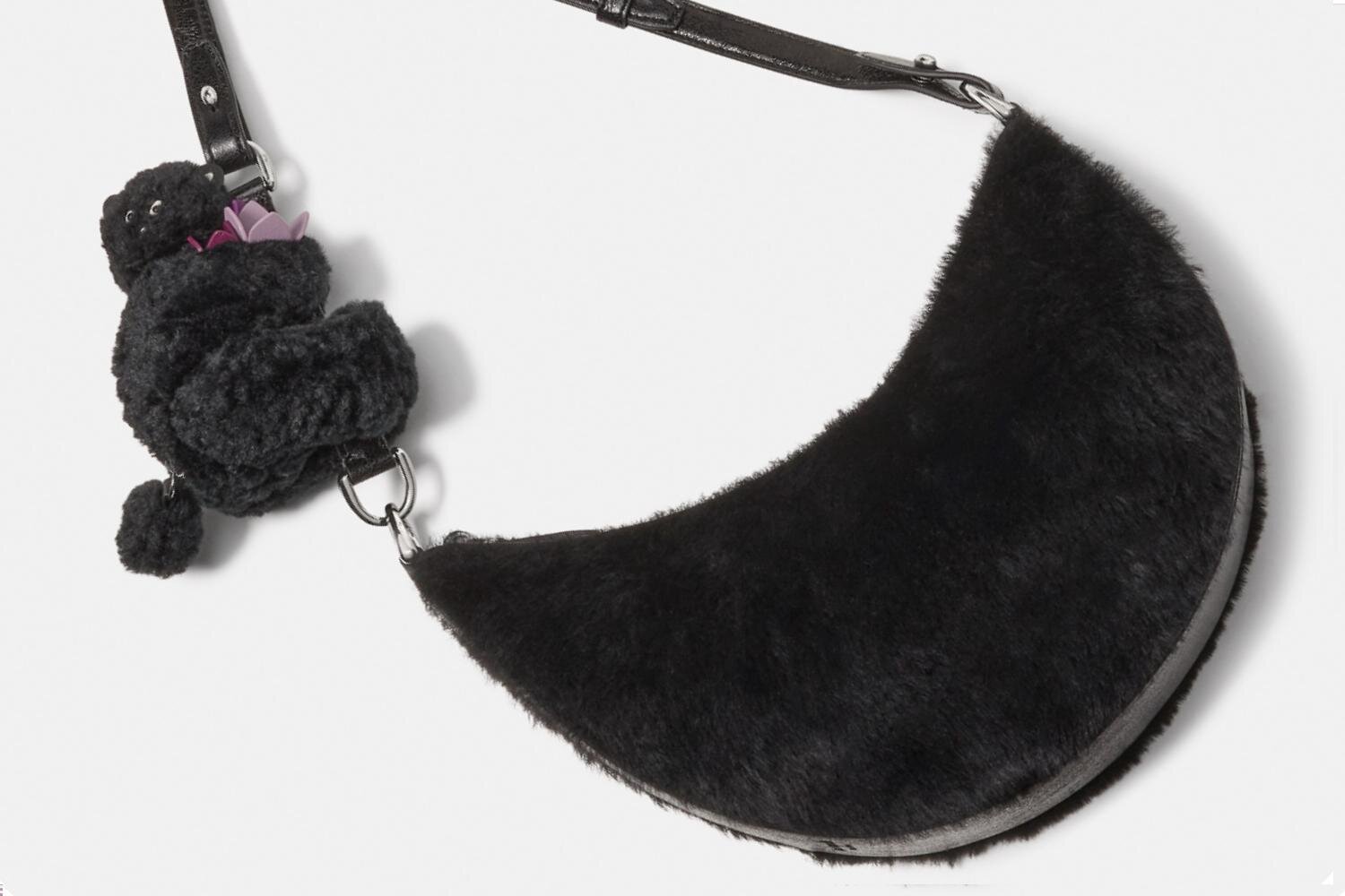 ケイト・スペード“クマのぬいぐるみ”ポーチ付き三日月バッグ、ふわふわなシアリング素材で