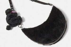 ケイト・スペード“クマのぬいぐるみ”ポーチ付き三日月バッグ、ふわふわなシアリング素材で