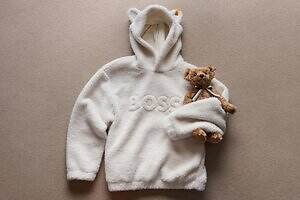 ボス×シュタイフまるで“テディベア”耳付きもこもこフーディ＆ロングコート