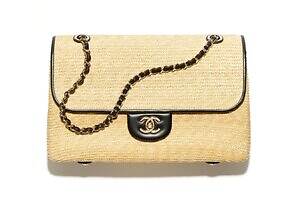 シャネルの“モノクロ”ホーボーバッグ＆フラップバッグ、ラフィアやストロー素材で軽やかに