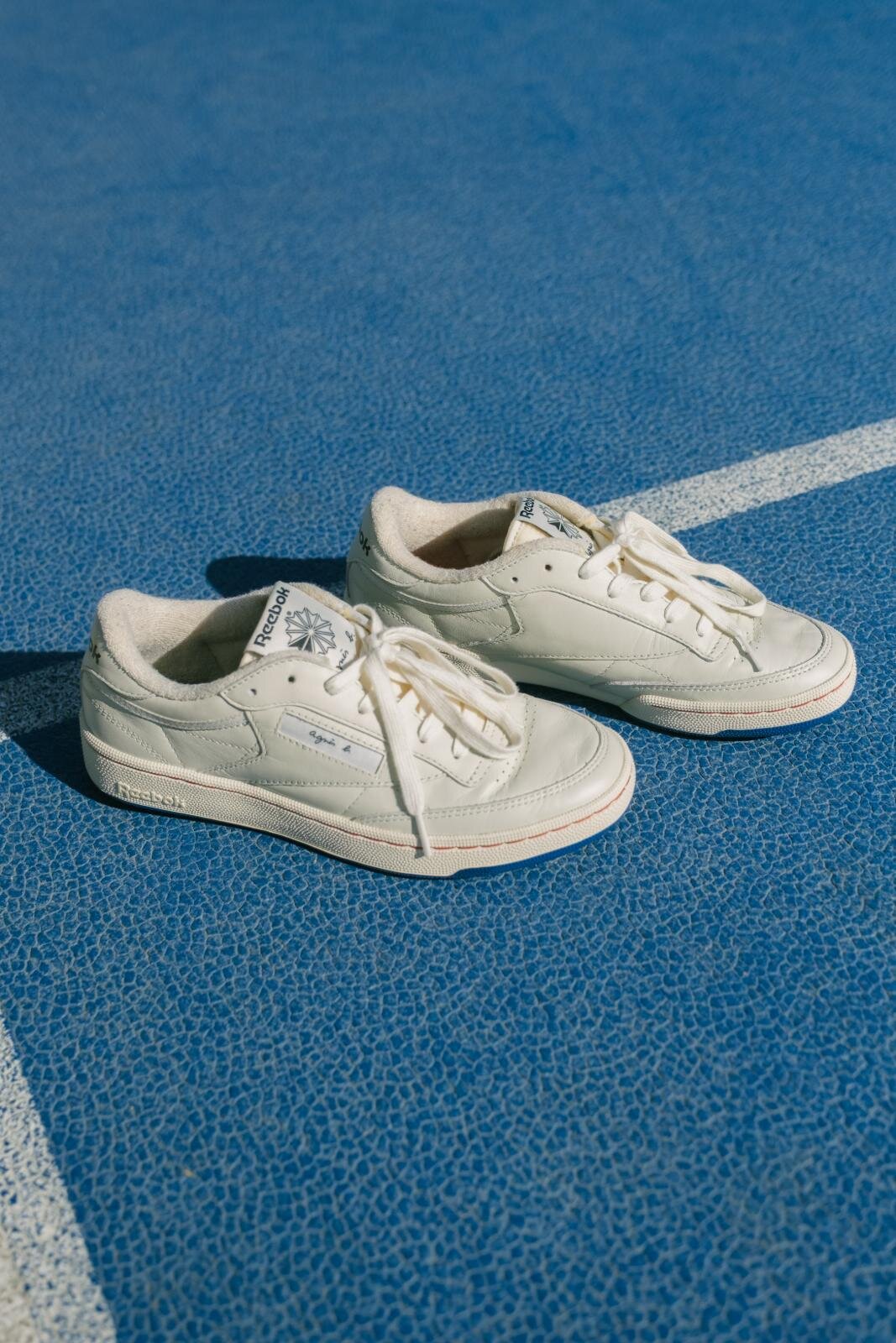 「アニエスベー クラブ C 85 ビンテージ」36,300円 サイズ：22.5cm～29cm ※シューレース2色(オフホワイト、レッド)付属