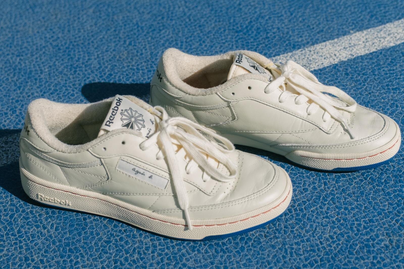 アニエスベー×リーボックのスニーカー「クラブ C 85 ヴィンテージ」トリコロールステッチで