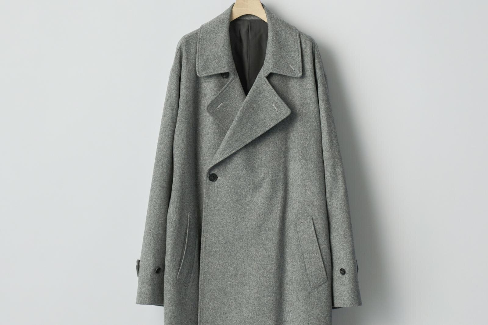 シュタインのコート、“カシミヤ×ラムウール”のダブルブレスト＆なめらかなドレープ際立つバルカラー