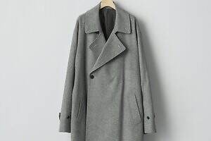 シュタインのコート、“カシミヤ×ラムウール”のダブルブレスト＆なめらかなドレープ際立つバルカラー