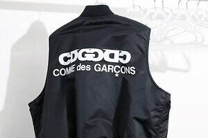 CDGロゴ入りブラックのMA-1ベスト、アルファ インダストリーズとコラボで