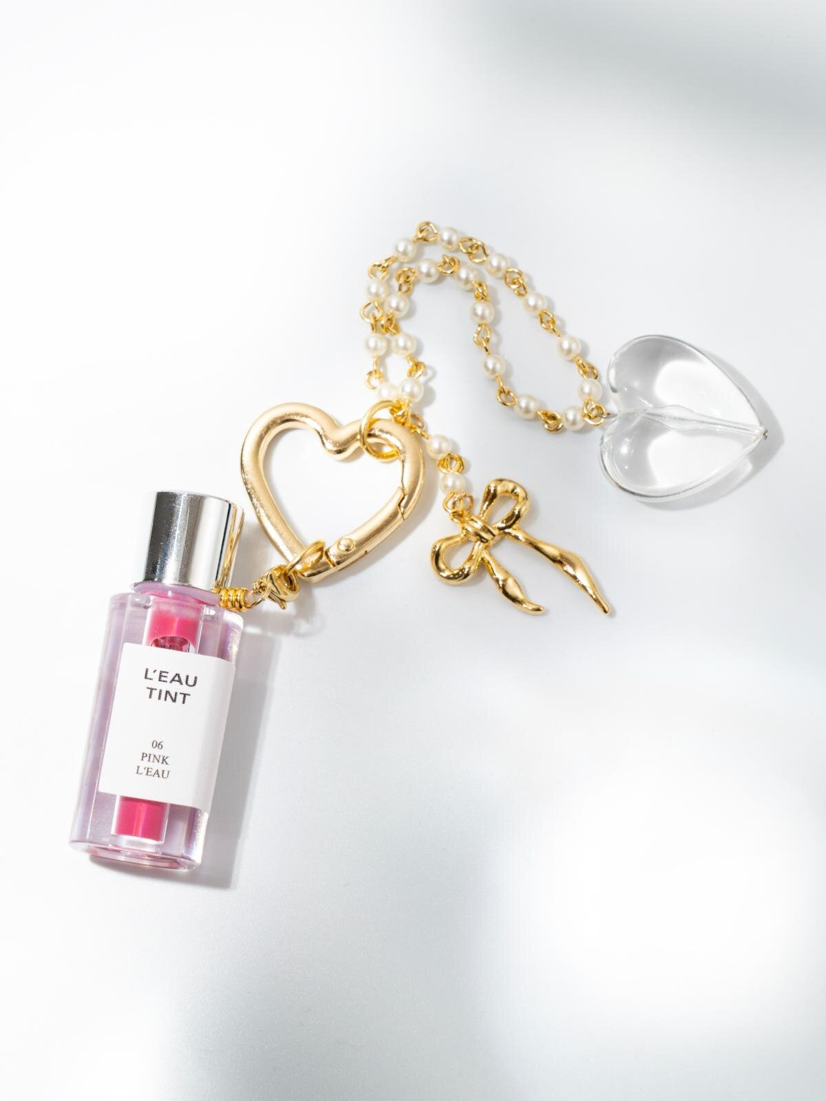 貴和製作所“フラワービーズ”煌めくピンクスニーカー＆クリスタルのリボンクリップ、ラフォーレ原宿で｜写真2