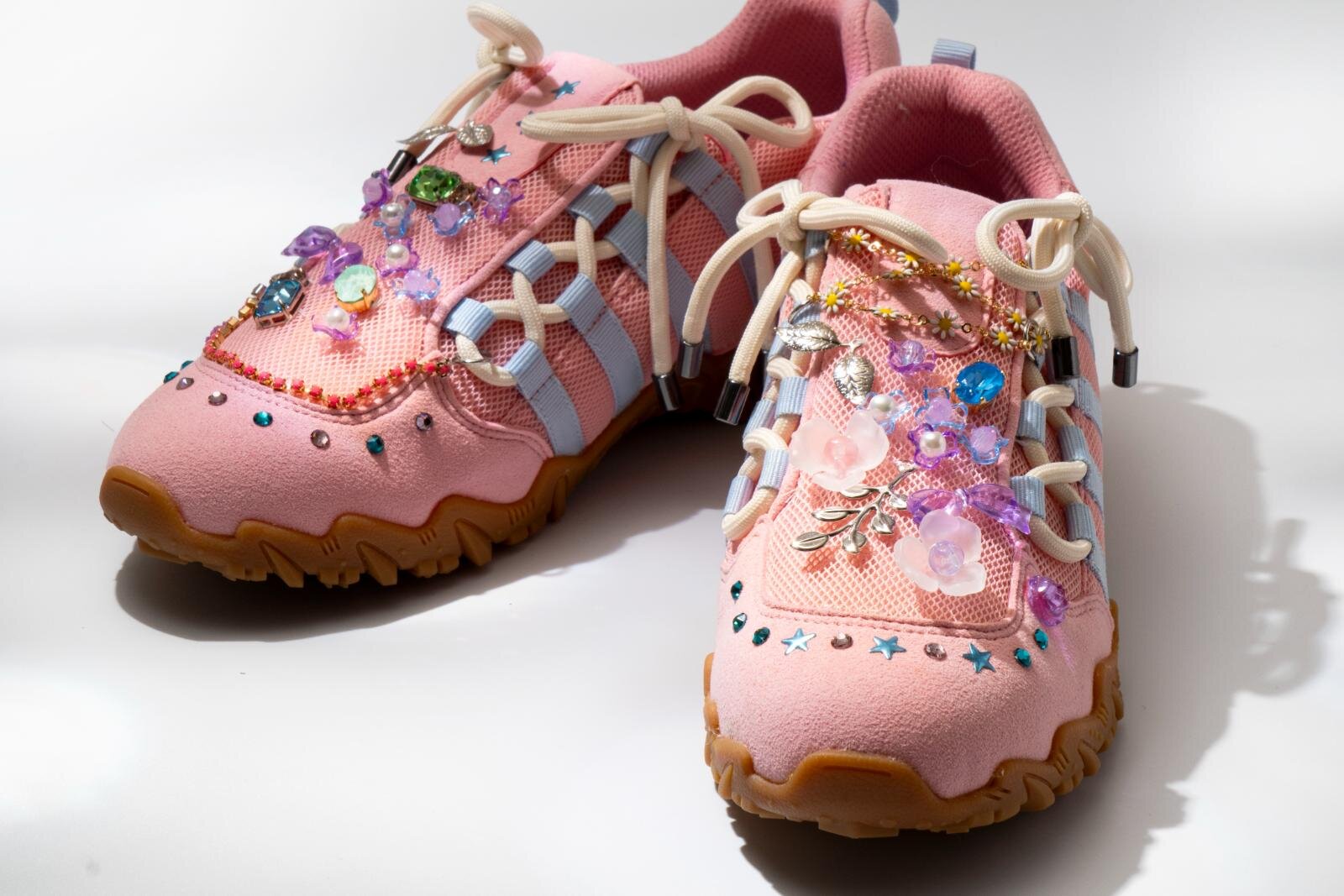 貴和製作所“フラワービーズ”煌めくピンクスニーカー＆クリスタルのリボンクリップ、ラフォーレ原宿で