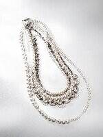 貴和製作所“フラワービーズ”煌めくピンクスニーカー＆クリスタルのリボンクリップ、ラフォーレ原宿で｜写真1