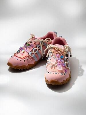 貴和製作所“フラワービーズ”煌めくピンクスニーカー＆クリスタルのリボンクリップ、ラフォーレ原宿で｜写真11