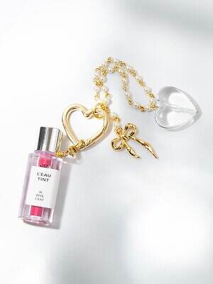 貴和製作所“フラワービーズ”煌めくピンクスニーカー＆クリスタルのリボンクリップ、ラフォーレ原宿で｜写真2