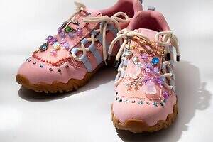 貴和製作所“フラワービーズ”煌めくピンクスニーカー＆クリスタルのリボンクリップ、ラフォーレ原宿で