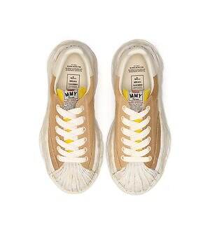 メゾン ミハラヤスヒロ“最大規模”の新旗艦店が神宮前ビルディングに、限定スニーカーも｜写真1