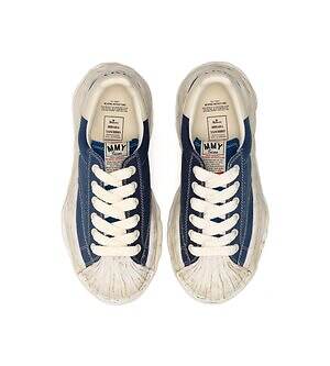 メゾン ミハラヤスヒロ“最大規模”の新旗艦店が神宮前ビルディングに、限定スニーカーも｜写真3