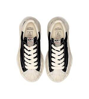 メゾン ミハラヤスヒロ“最大規模”の新旗艦店が神宮前ビルディングに、限定スニーカーも｜写真2