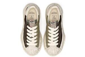 メゾン ミハラヤスヒロ“最大規模”の新旗艦店が神宮前ビルディングに、限定スニーカーも