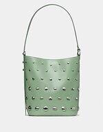 ケイト・スペードの25年クリスマス、“スタッズ”煌めくバケットバッグ＆羊のもこもこバッグチャーム｜写真3