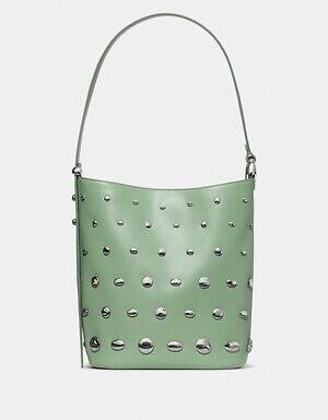 ケイト・スペードの25年クリスマス、“スタッズ”煌めくバケットバッグ＆羊のもこもこバッグチャーム｜写真3