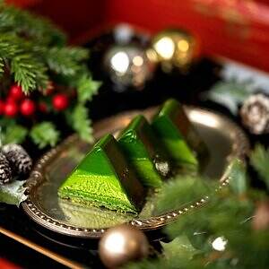 祇園辻利の25年クリスマスケーキ、濃茶ショコラムースや抹茶塩ガナッシュなど“5種の抹茶”を重ねて｜写真7