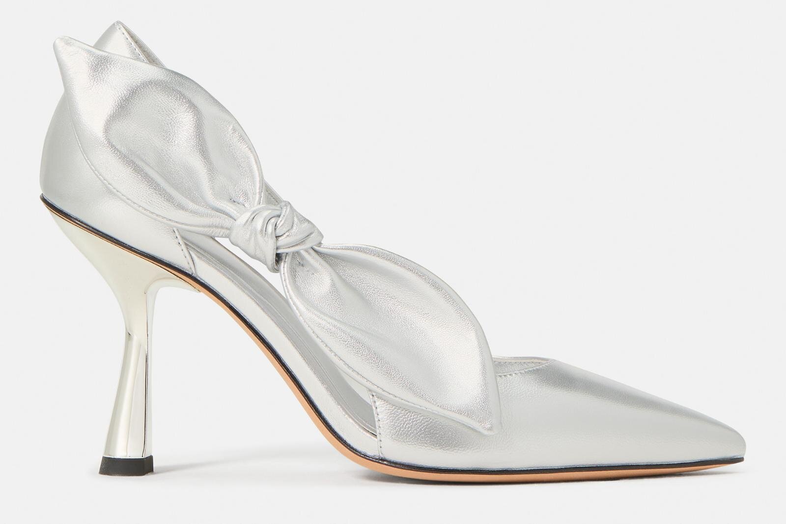 ケイト・スペードの2025年冬シューズ、メタリックなリボンパンプス＆“もこもこ”メリージェーン