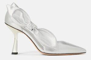 ケイト・スペードの2025年冬シューズ、メタリックなリボンパンプス＆“もこもこ”メリージェーン