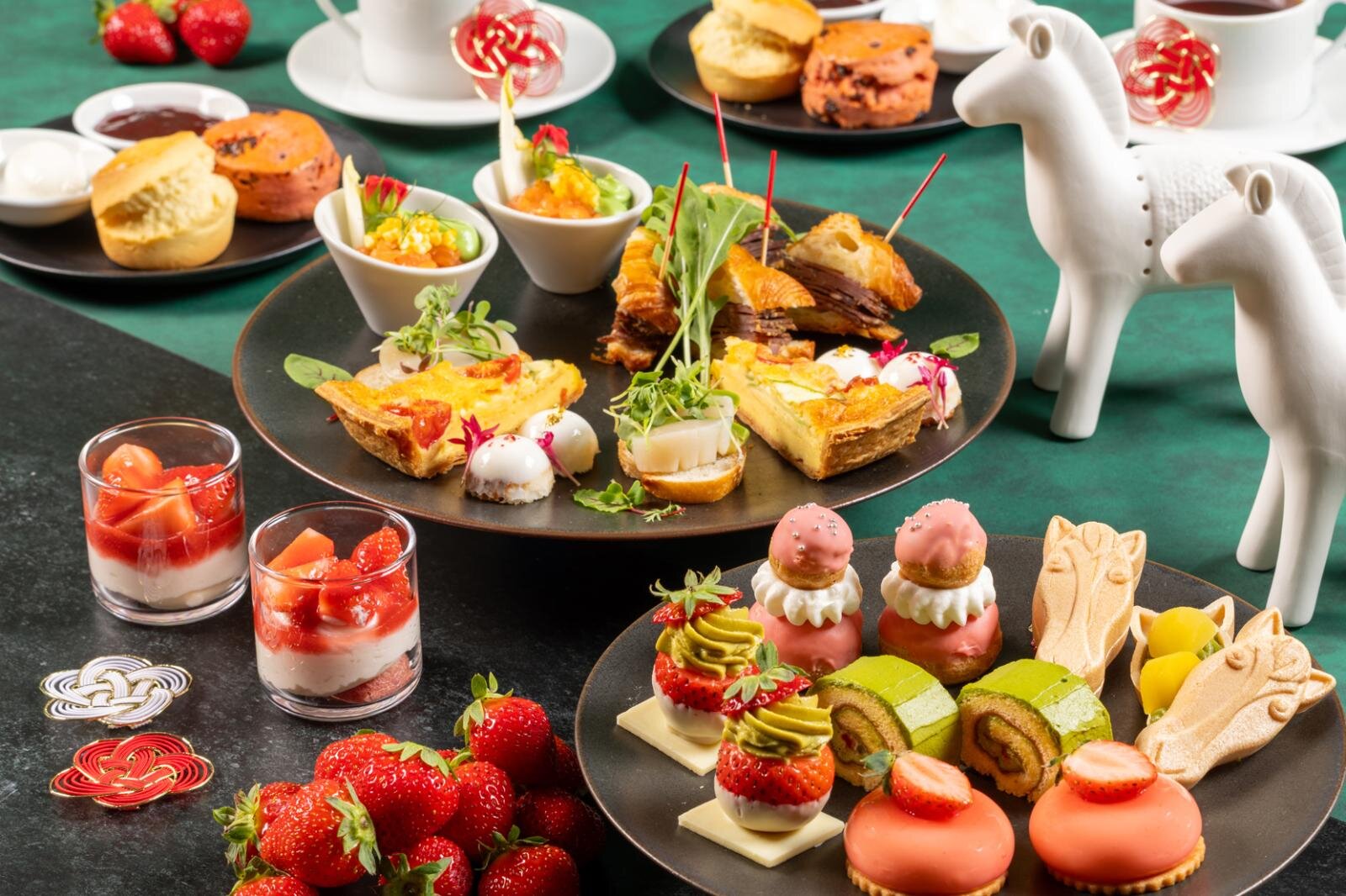 抹茶アフタヌーンティー｜グランド ハイアット 東京の”新春”苺＆抹茶アフタヌーンティー、主役は26年干支「うま」のもなか