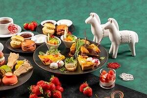 グランド ハイアット 東京の”新春”苺＆抹茶アフタヌーンティー、主役は26年干支「うま」のもなか｜写真2
