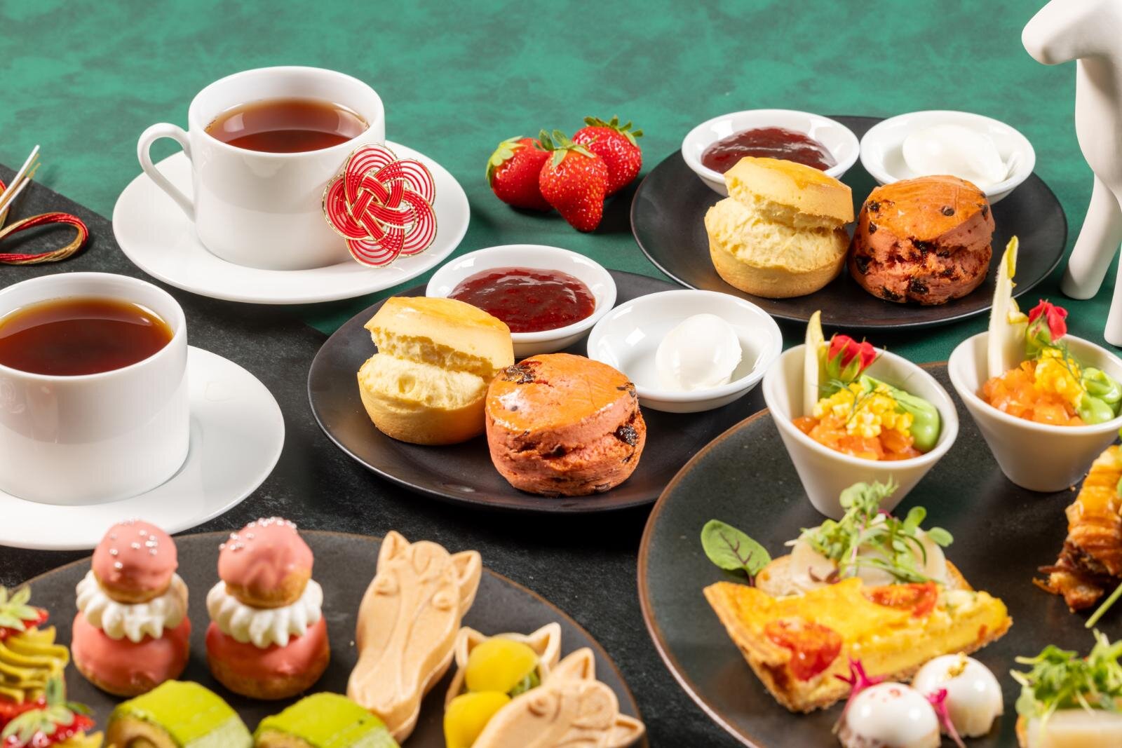 グランド ハイアット 東京の”新春”苺＆抹茶アフタヌーンティー、主役は26年干支「うま」のもなか｜写真3