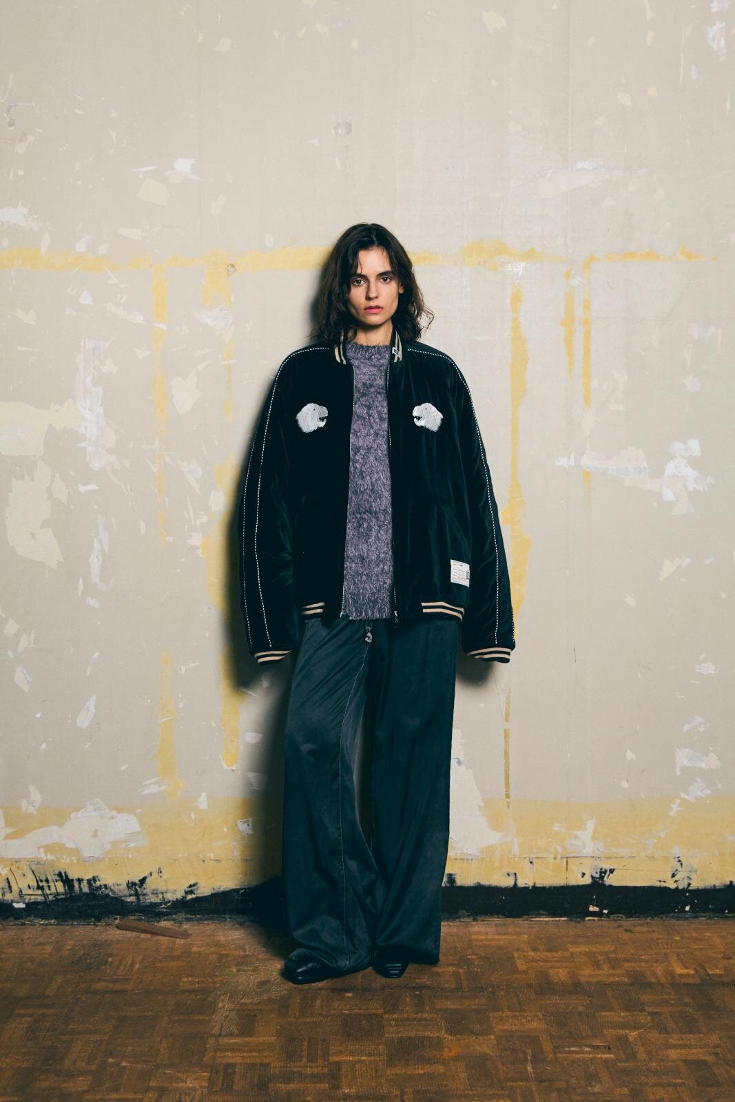 メゾン ミハラヤスヒロ×GDC、“赤い8芒星”刺繍のスニーカー＆熊と鷹のサテンブルゾン｜写真33