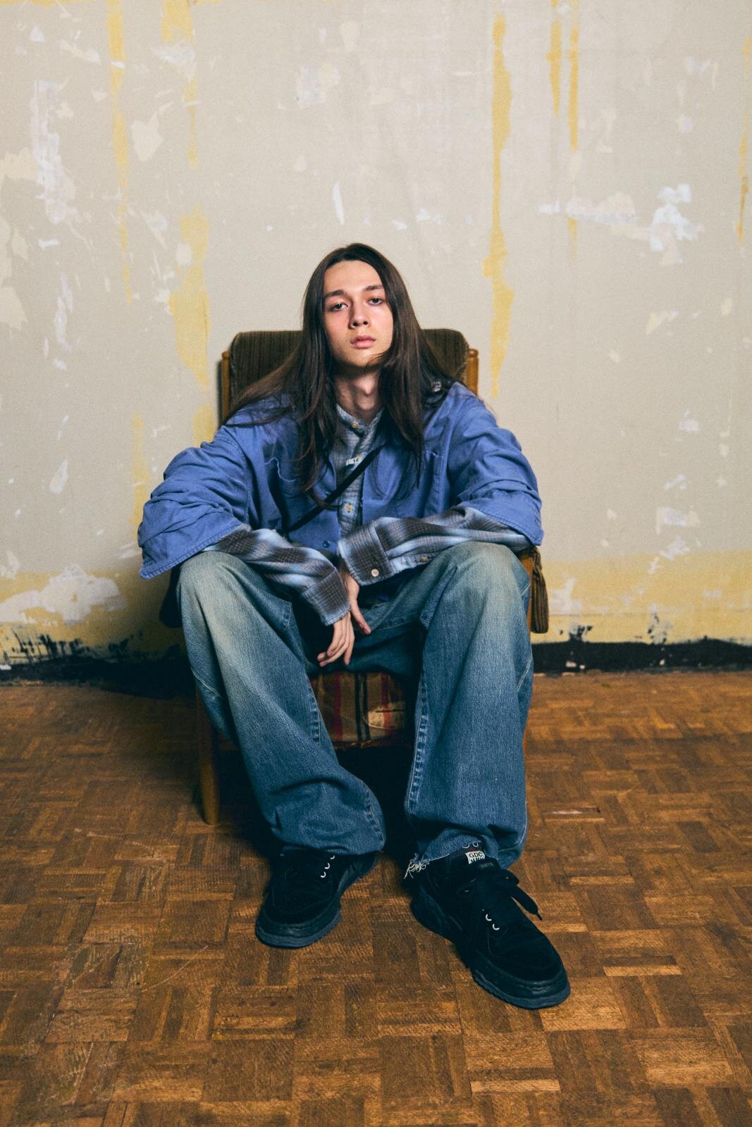 メゾン ミハラヤスヒロ×GDC、“赤い8芒星”刺繍のスニーカー＆熊と鷹のサテンブルゾン｜写真24