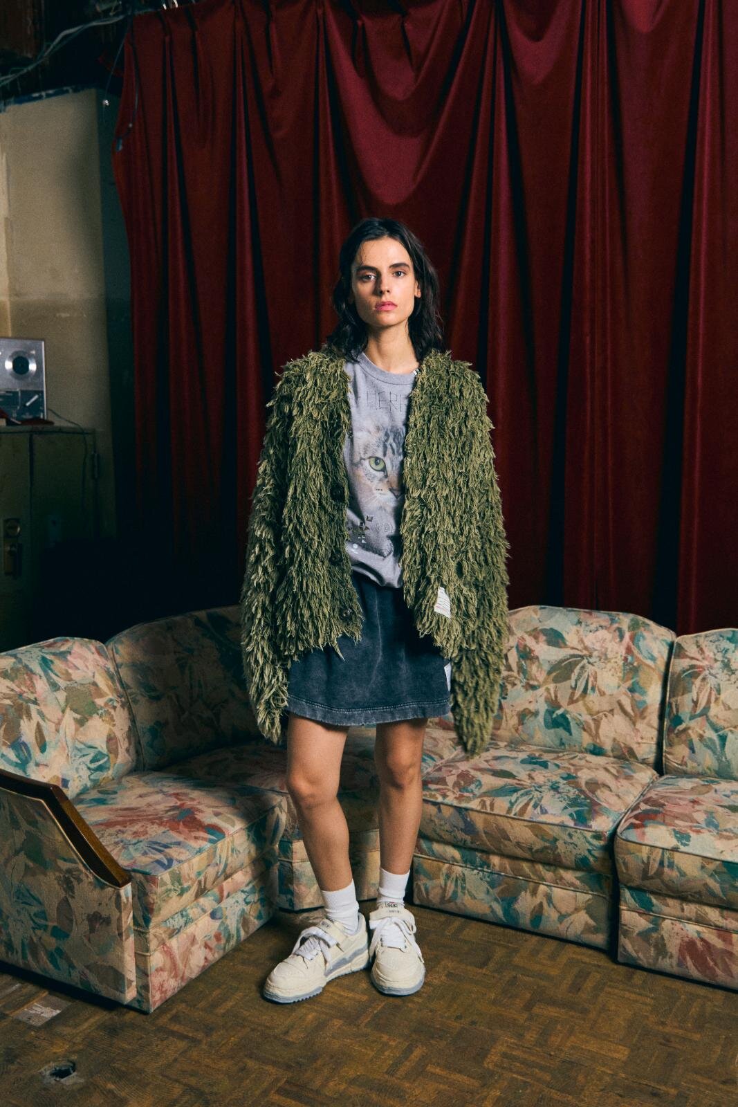 メゾン ミハラヤスヒロ×GDC、“赤い8芒星”刺繍のスニーカー＆熊と鷹のサテンブルゾン｜写真28