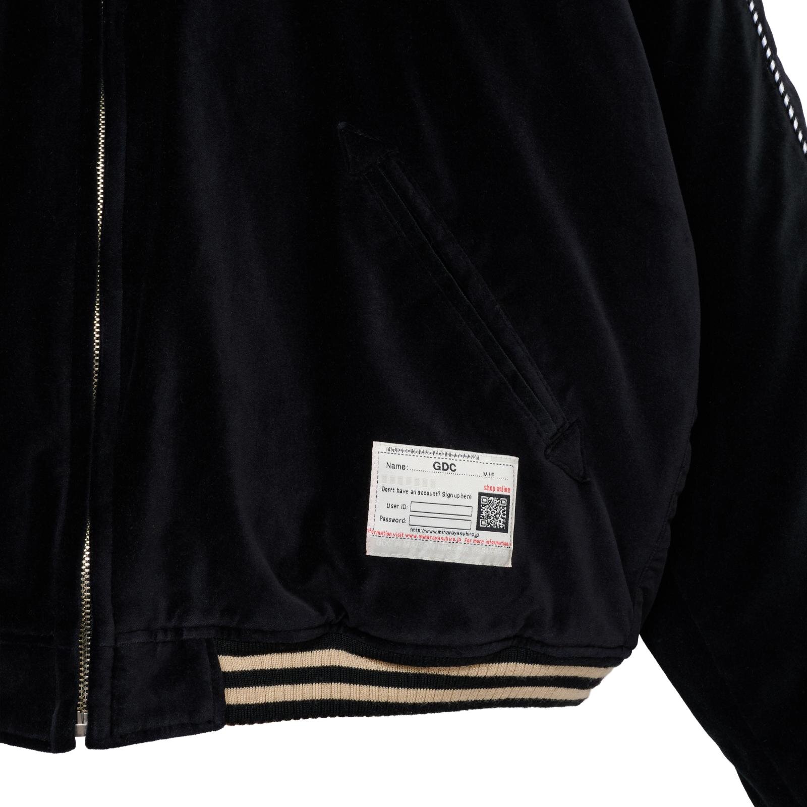 メゾン ミハラヤスヒロ×GDC、“赤い8芒星”刺繍のスニーカー＆熊と鷹のサテンブルゾン｜写真15