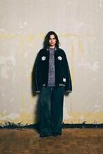 メゾン ミハラヤスヒロ×GDC、“赤い8芒星”刺繍のスニーカー＆熊と鷹のサテンブルゾン｜写真33