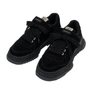 メゾン ミハラヤスヒロ×GDC、“赤い8芒星”刺繍のスニーカー＆熊と鷹のサテンブルゾン｜写真1