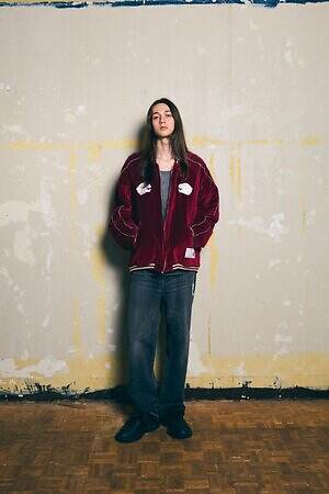 メゾン ミハラヤスヒロ×GDC、“赤い8芒星”刺繍のスニーカー＆熊と鷹のサテンブルゾン｜写真29