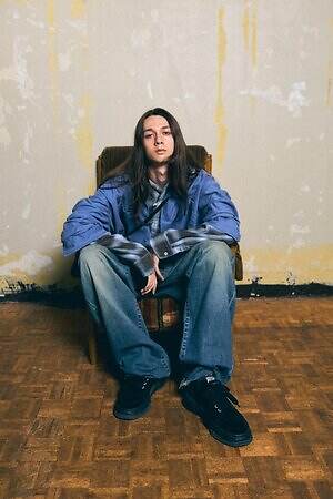 メゾン ミハラヤスヒロ×GDC、“赤い8芒星”刺繍のスニーカー＆熊と鷹のサテンブルゾン｜写真24