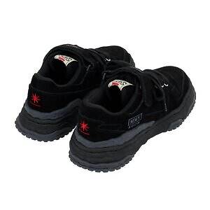 メゾン ミハラヤスヒロ×GDC、“赤い8芒星”刺繍のスニーカー＆熊と鷹のサテンブルゾン｜写真3