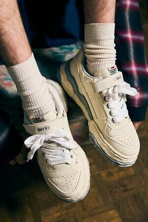 メゾン ミハラヤスヒロ×GDC、“赤い8芒星”刺繍のスニーカー＆熊と鷹のサテンブルゾン｜写真23