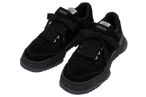 メゾン ミハラヤスヒロ×GDC、“赤い8芒星”刺繍のスニーカー＆熊と鷹のサテンブルゾン