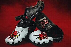 ストレンジャー・シングス×クロックス、“裏側の世界”着想のサンダルとチャーム