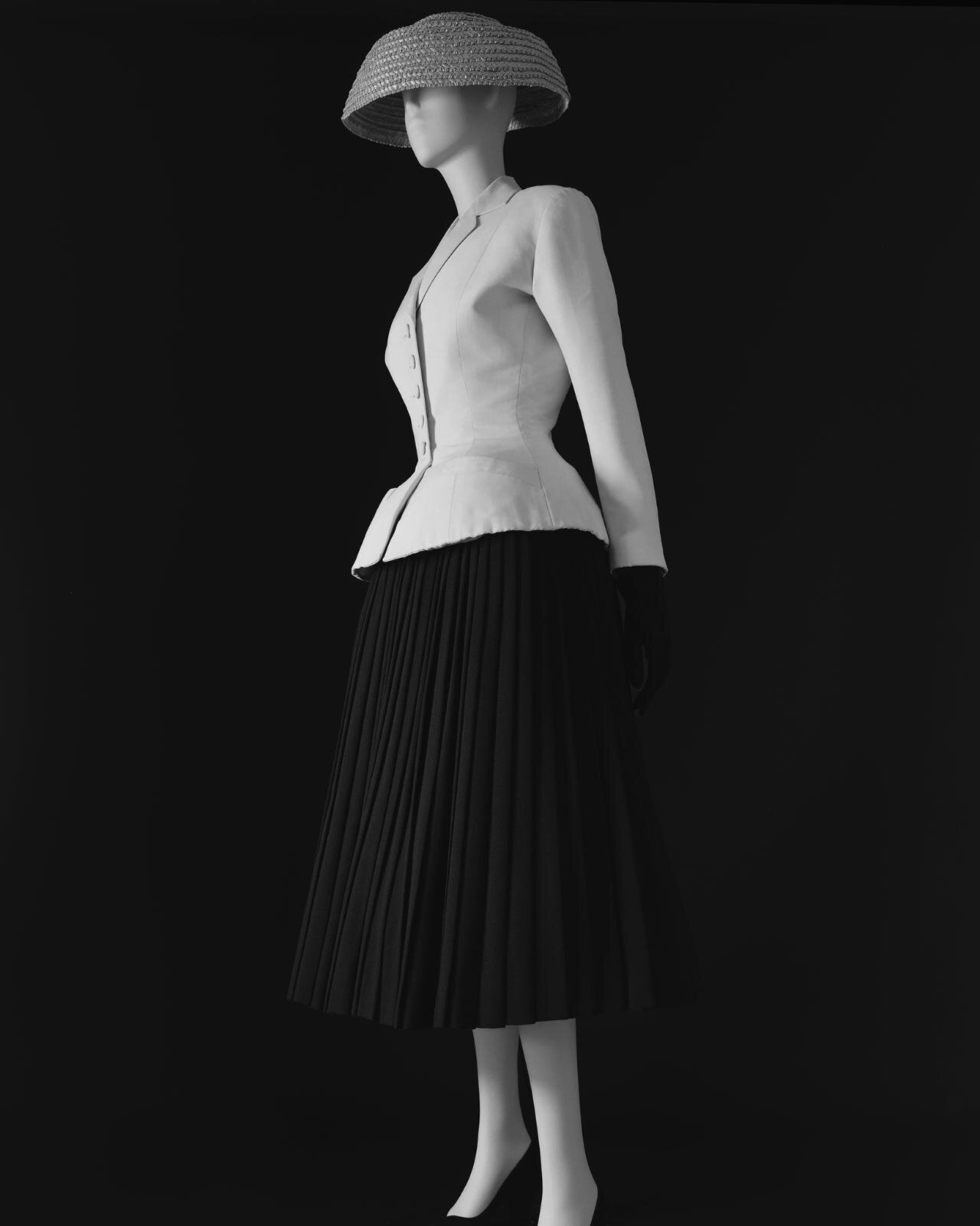 杉本博司 《スタイアライズド・スカルプチャー 120,［クリスチャン・ディオール、Bar、1947］》 2025年 ゼラチン・シルバー・プリント 149.2×119.4cm