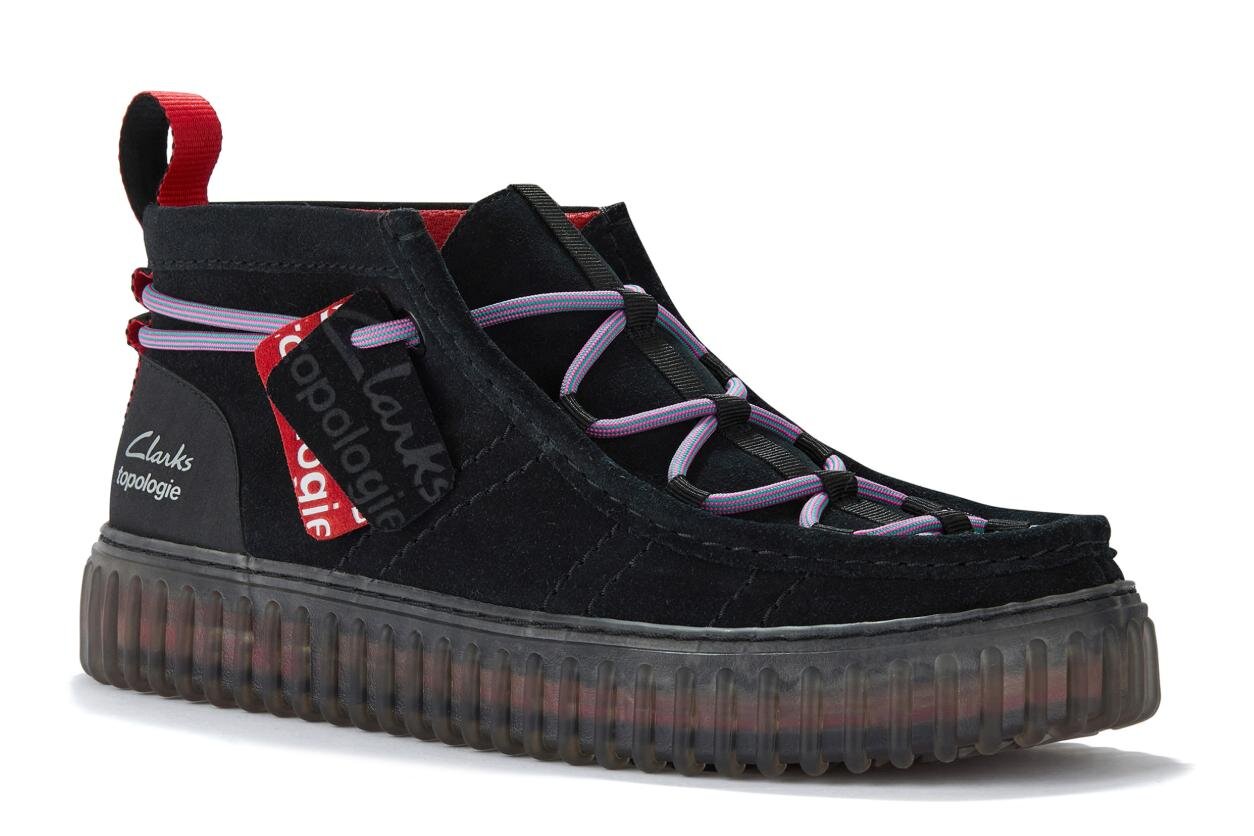 クラークス×トポロジーのスエードシューズ、“3種類のシューレース”でアレンジ可能