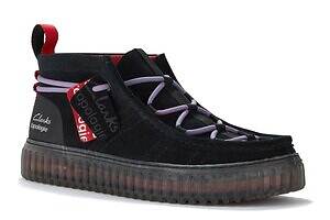 クラークス×トポロジーのスエードシューズ、“3種類のシューレース”でアレンジ可能