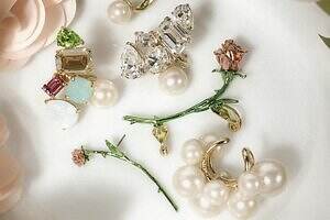 イー・エム“薔薇”ピアス＆チェーンハーネスリング、刻印ジュエリーが大阪に集結