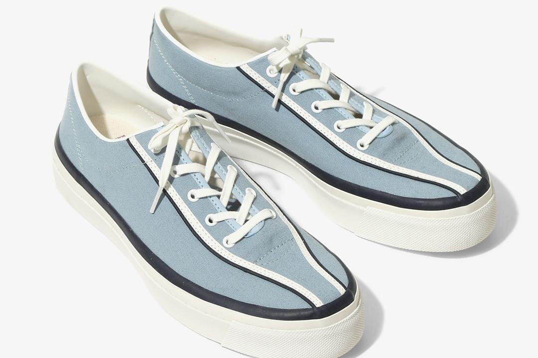 ニードルズ×ワクワのデッキシューズ、パイピングを配したキャンバスorスエードの厚底スニーカー