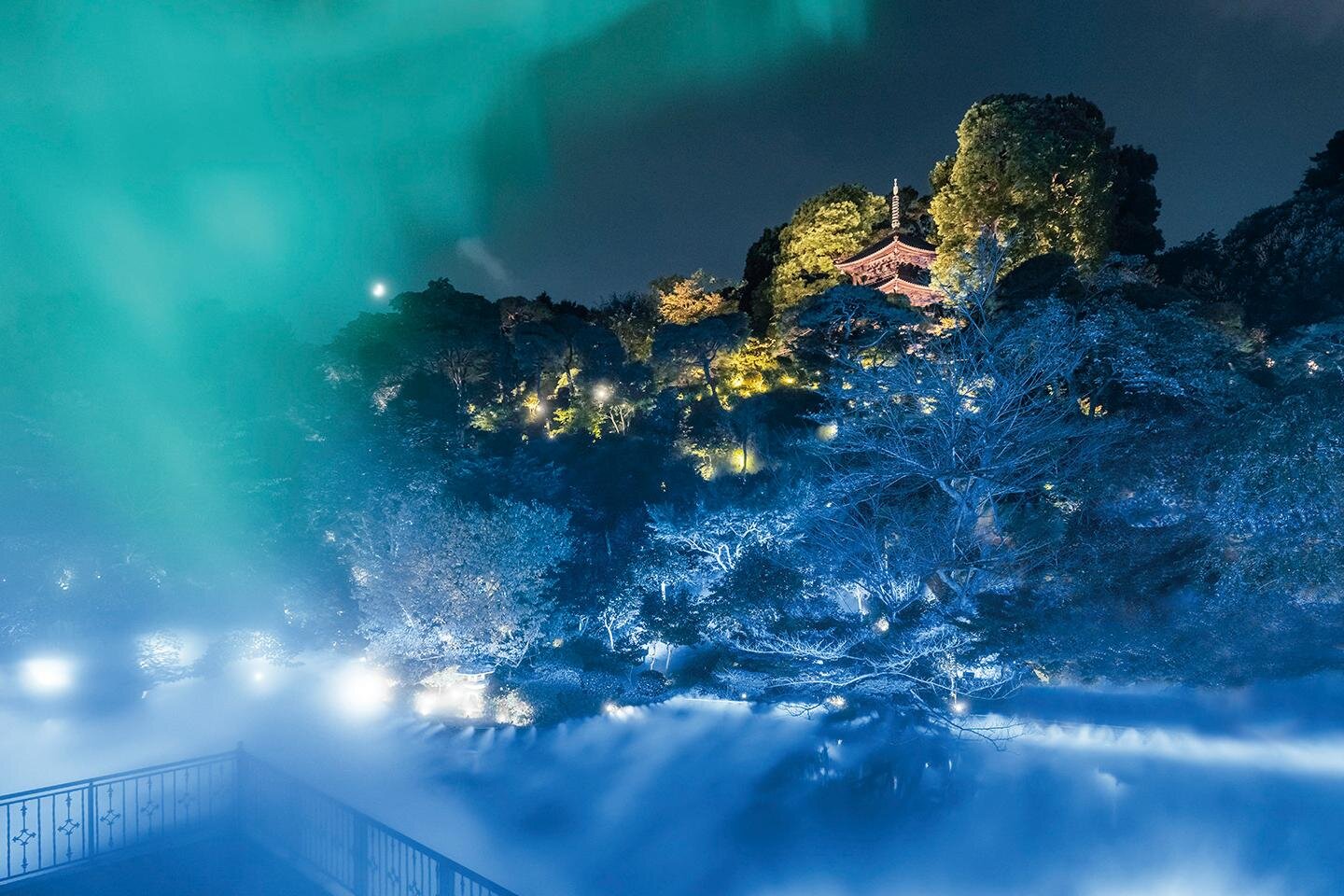 ムーミン谷の”冬の物語”広がる「森のオーロラと東京雲海」ホテル椿山荘東京の庭園で