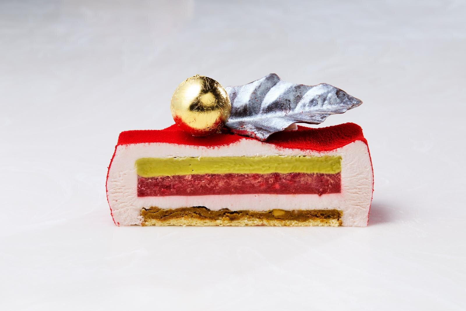 JWマリオット・ホテル奈良25年クリスマスケーキ、羽モチーフの苺ショート＆”鹿の角チョコ”乗せケーキ｜写真5