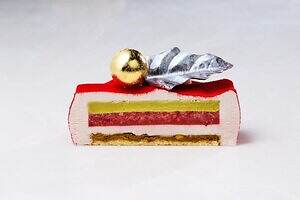 JWマリオット・ホテル奈良25年クリスマスケーキ、羽モチーフの苺ショート＆”鹿の角チョコ”乗せケーキ｜写真5
