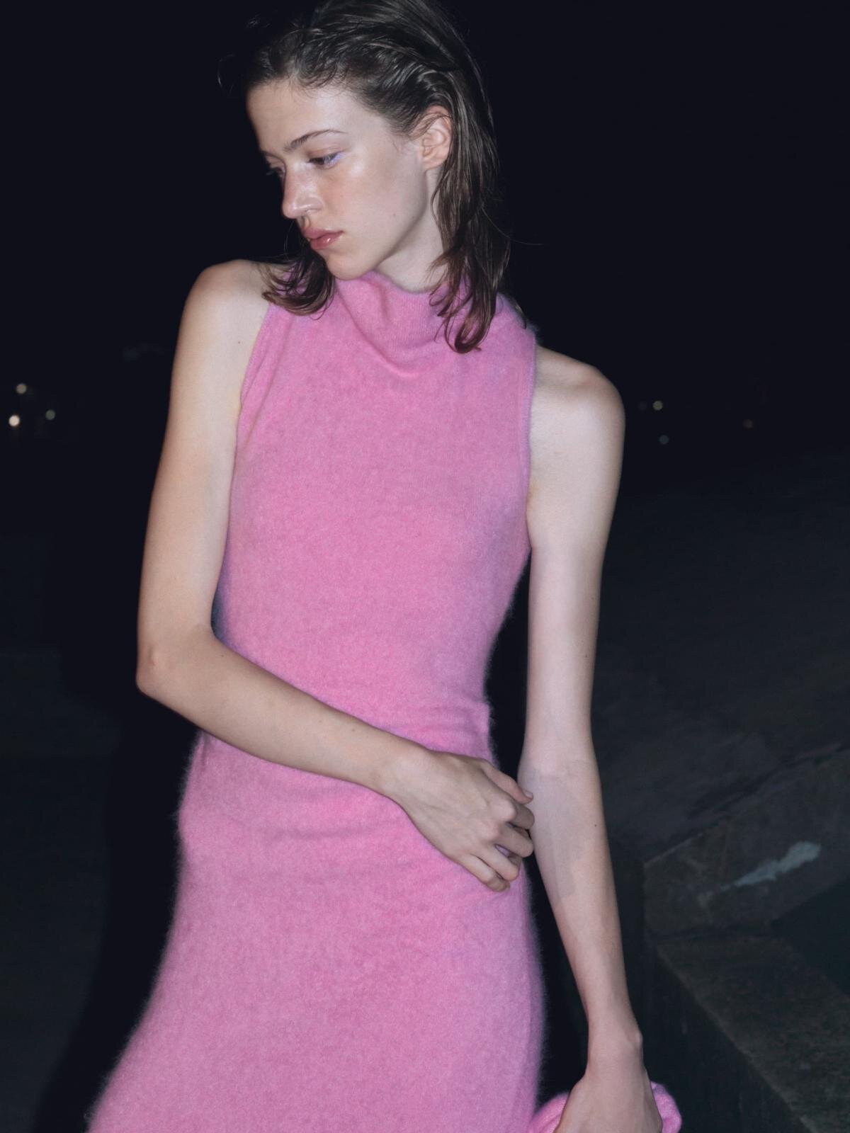 スナイデル“上質素材”のウェア、スカーフ付きミドルコート＆ふわふわオフショルニット｜写真8