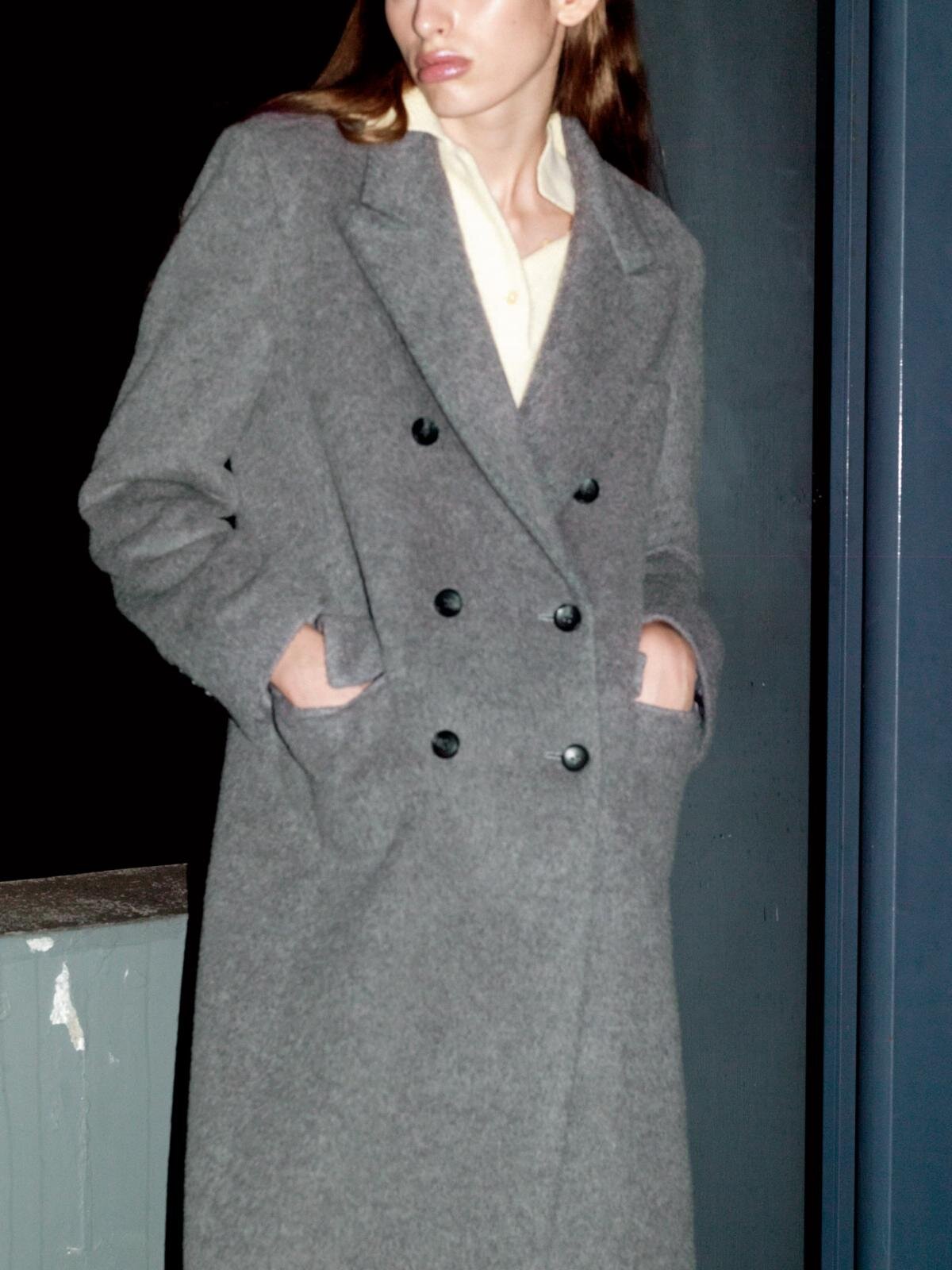 スナイデル“上質素材”のウェア、スカーフ付きミドルコート＆ふわふわオフショルニット｜写真10