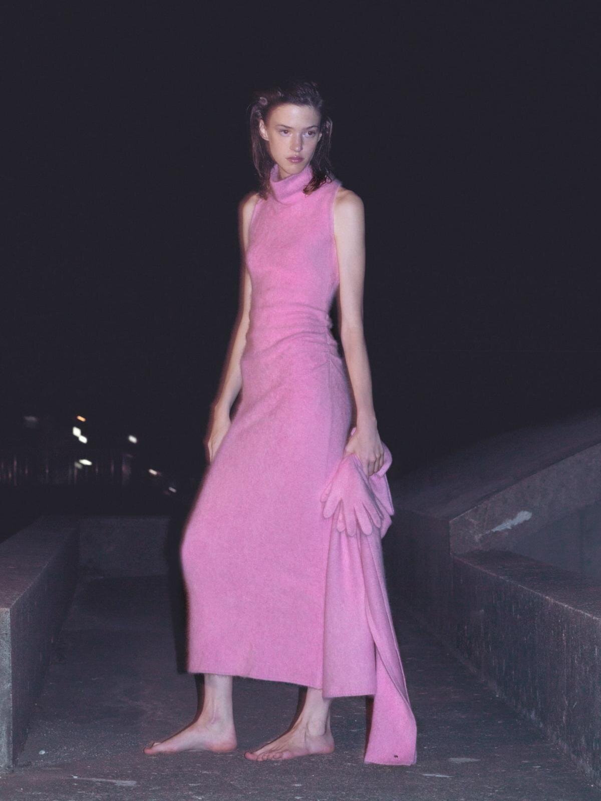 スナイデル“上質素材”のウェア、スカーフ付きミドルコート＆ふわふわオフショルニット｜写真7